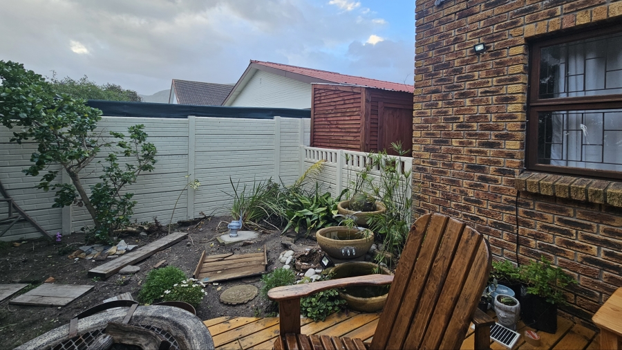 5 Bedroom Property for Sale in Voelklip Western Cape